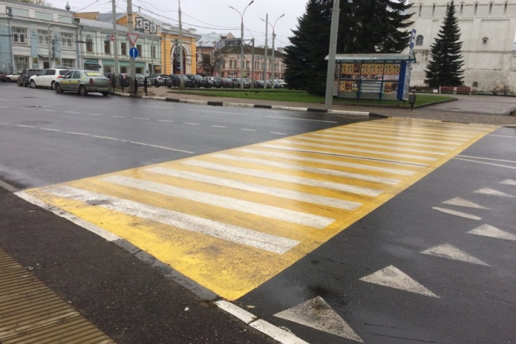 Теперь разметка на пешеходном переходе на площади Волкова соответствует ГОСТам