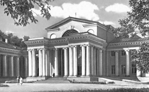 Самый известный из воплощенных петербургских проектов архитектора Ивана Фомина - особняк А. А. Половцева на Каменном острове. 1911-1913 гг.