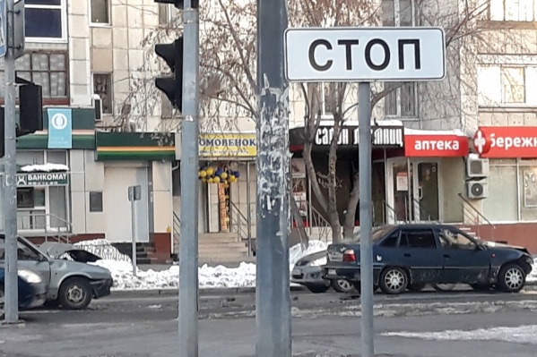 Проехать побыстрее, чтобы успеть до пробок добраться, куда нужно, участникам аварии не удалось. У пассажиров — травмы, машинам требуется ремонт Проехать побыстрее, чтобы успеть до пробок добраться, куда нужно, участникам аварии не удалось. У пассажиров — травмы, машинам требуется ремонт