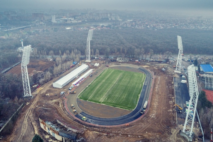 На обновленном стадионе появилось футбольное поле с подогревом