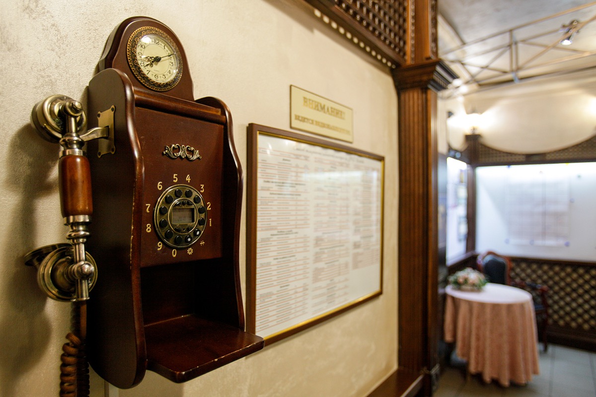 Зайти в театр со стороны Первомайского бульвара могут лишь сотрудники. Для всех остальных служебное театральное пространство начинается с телефона. Просто так охранники никого не пропустят. Хочешь попасть в театр к Ивану Иванычу? Звони Ивану Иванычу. Пускай спускается и встречает Зайти в театр со стороны Первомайского бульвара могут лишь сотрудники. Для всех остальных служебное театральное пространство начинается с телефона. Просто так охранники никого не пропустят. Хочешь попасть в театр к Ивану Иванычу? Звони Ивану Иванычу. Пускай спускается и встречает