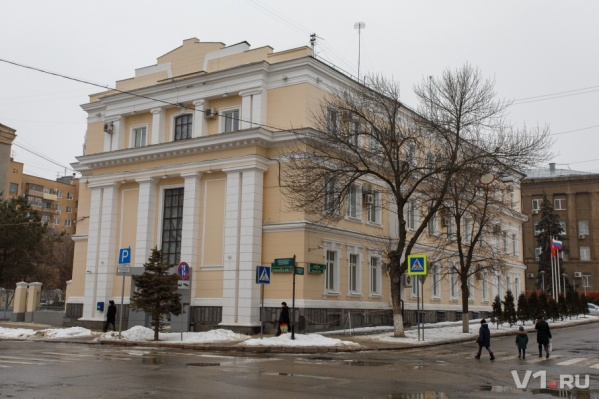 Самим внешним видом здание дает понять, что внутри тоже все серьезно Самим внешним видом здание дает понять, что внутри тоже все серьезно