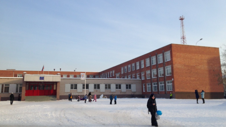 «Срочно заберите ребёнка»: школы, детсад и десятки домов в Челябинске остались без воды