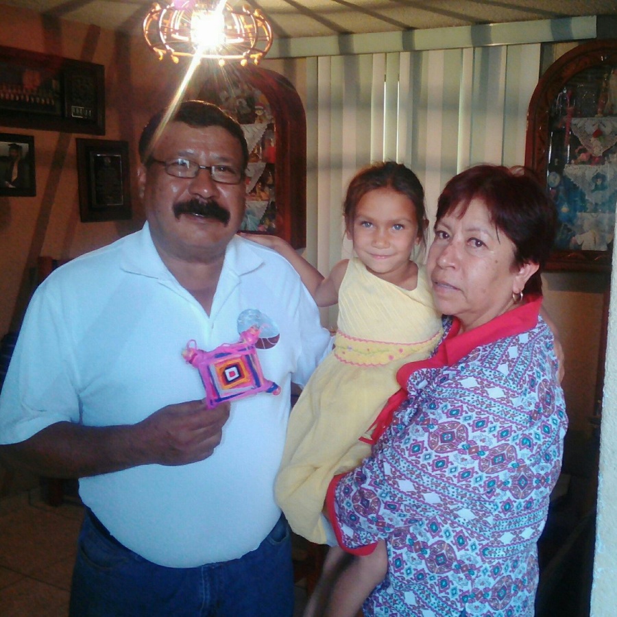 Маша с мексиканскими дедушкой и бабушкой. Подарила им свою первую мандалу.