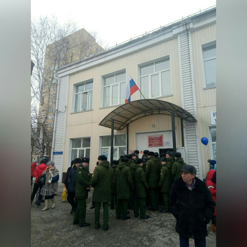 Курсантам тоже пришлось выстоять очередь Курсантам тоже пришлось выстоять очередь