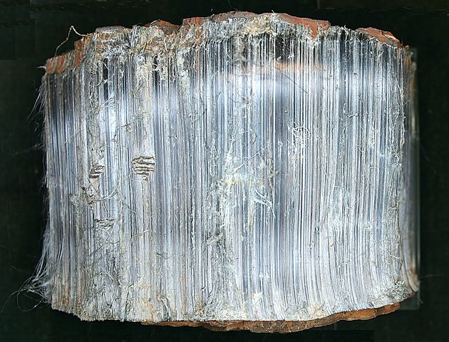 Хризотил — волокнистый минерал, который в народе называют «горный лен». Он расщепляется на тонкие, но упругие волокна, которые армируют готовое изделие. Фото с сайта biofile.ru