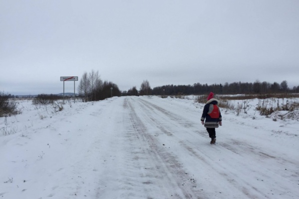 Второклашка каждое утро ходит пешком по два километра из деревни в деревню, чтобы попасть на уроки Второклашка каждое утро ходит пешком по два километра из деревни в деревню, чтобы попасть на уроки
