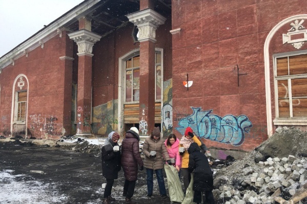 Студенты и преподаватели ЕАСИ с мешками пришли к кинотеатру и спасли части ступенек.
Студенты и преподаватели ЕАСИ с мешками пришли к кинотеатру и спасли части ступенек.