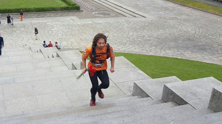 Магнитогорский бегун возложил цветы к памятнику Воину-освободителю в Берлине