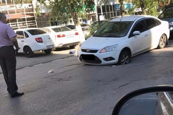 Переднее колесо авто угодило в яму на Соколова Переднее колесо авто угодило в яму на Соколова
