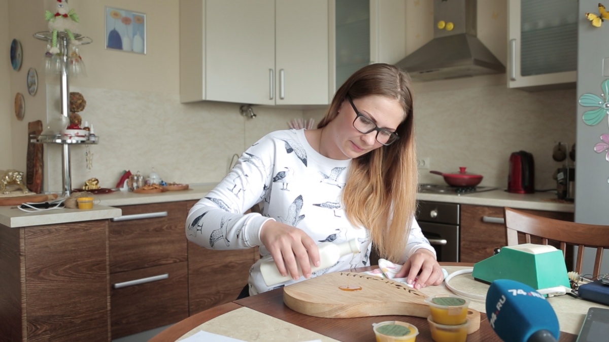 Мастерица покупает льняное масло в обычном продуктовом магазине Мастерица покупает льняное масло в обычном продуктовом магазине