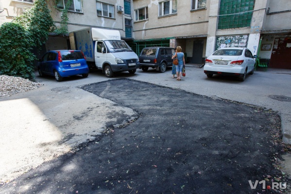 Новый асфальт ниже общего уровня дороги на 15 сантиметров Новый асфальт ниже общего уровня дороги на 15 сантиметров