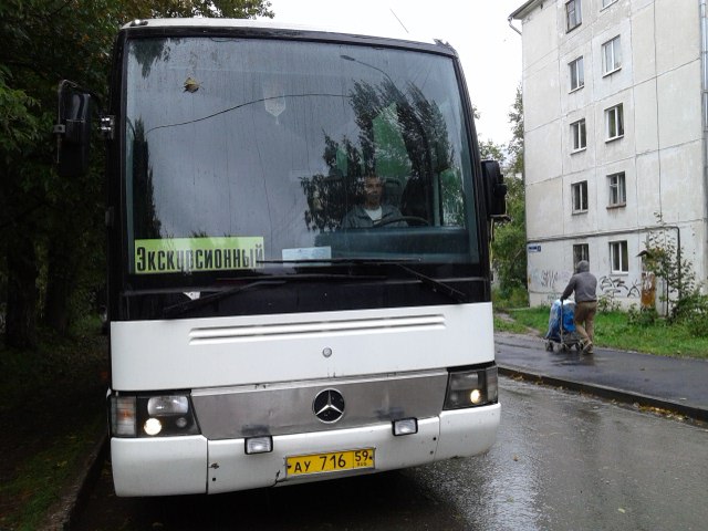 Автобус ждут избирателей у здания школы