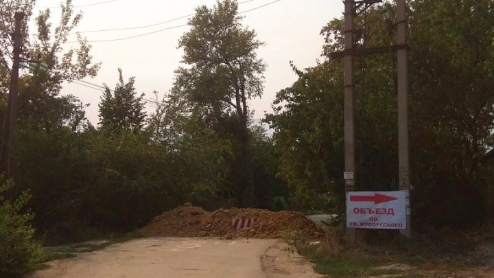 Жители Камышевахи перекрыли дорогу к дамбе