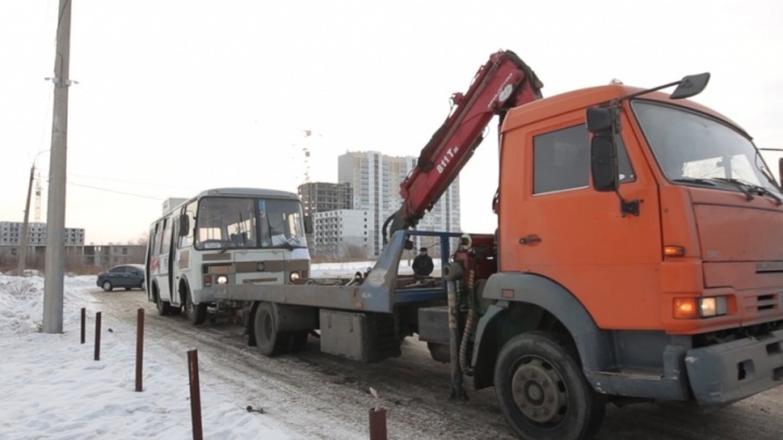 «Нет документов — на штрафстоянку»: в Челябинске начинают эвакуировать большие автобусы