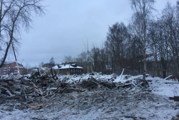 Пока участок выглядит так, подрядчик вывозит строительный мусор Пока участок выглядит так, подрядчик вывозит строительный мусор