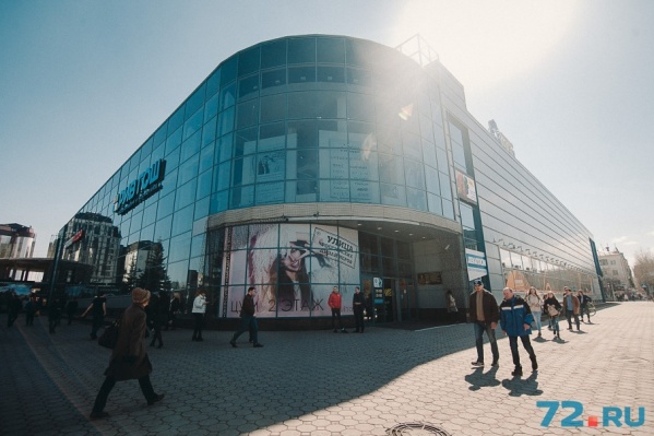 Конфликт между посетителями и охраной торгового центра произошел 15 апреля. Заявления в полицию поступили от обеих сторон Конфликт между посетителями и охраной торгового центра произошел 15 апреля. Заявления в полицию поступили от обеих сторон