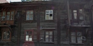 На месте старых бараков собираются возвести многоэтажки.
На месте старых бараков собираются возвести многоэтажки.