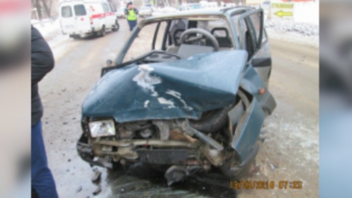 «Ока» в лепёшку: в аварии в центре Переславля пострадали два человека