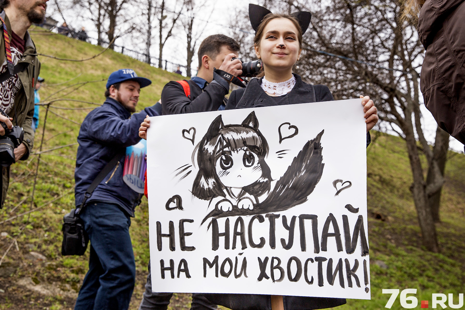 Люди каждый год придумывают новые плакаты для шествия Люди каждый год придумывают новые плакаты для шествия