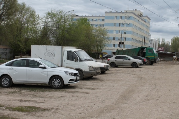 На парковке до сих пор остаются машины На парковке до сих пор остаются машины