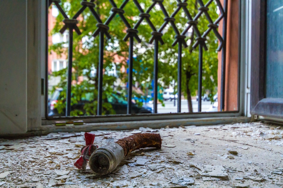 В руинах можно найти современные пластиковые окна