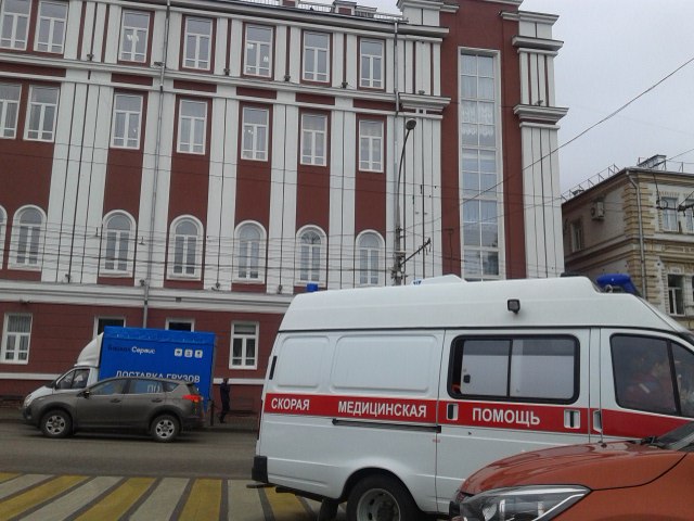 В администрации города приехали сотрудники полиции, МЧС и бригады скорой помощи В администрации города приехали сотрудники полиции, МЧС и бригады скорой помощи