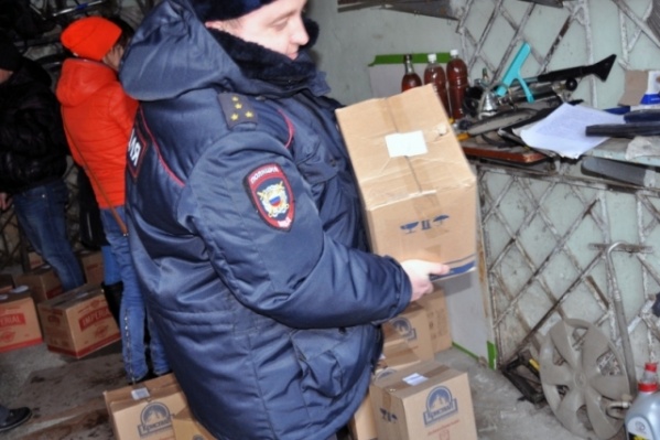 Полицейские изъяли более 1200 бутылок контрафактного алкоголя Полицейские изъяли более 1200 бутылок контрафактного алкоголя