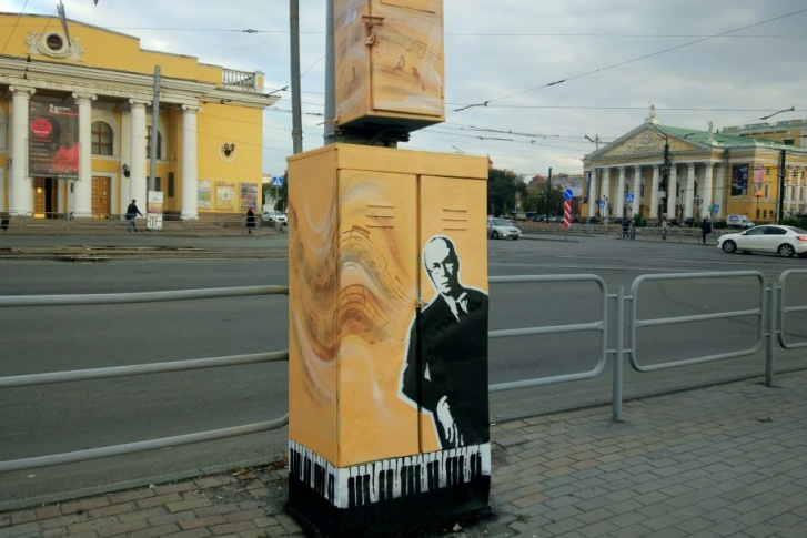 Портрет Сергея Прокофьева отлично вписался напротив челябинской филармонии Портрет Сергея Прокофьева отлично вписался напротив челябинской филармонии