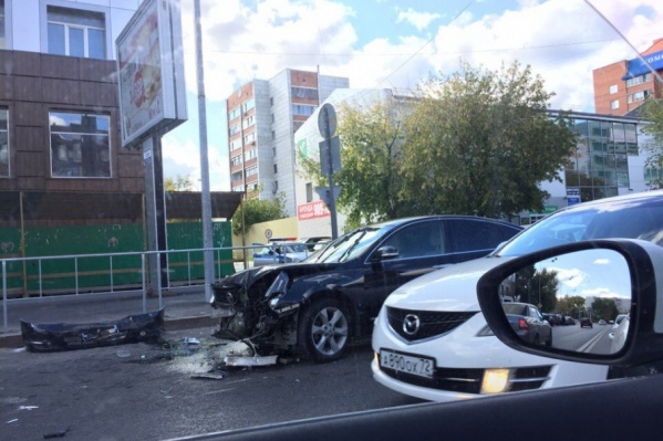 Водитель иномарки хотел повернуть налево во двор Водитель иномарки хотел повернуть налево во двор