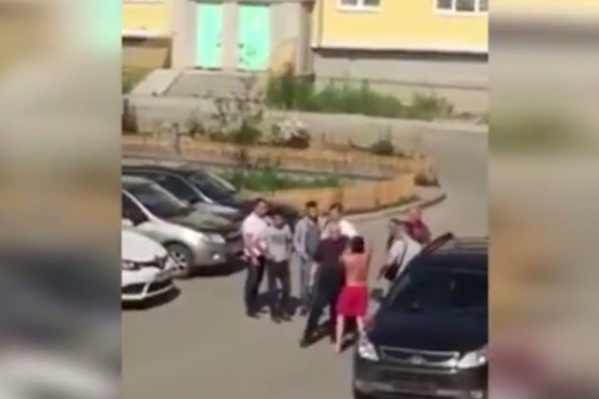 Кадр с председателем Владимиром Михеевым (седой мужчина в чёрной майке) и местным жителем (мужчина в красных шортах).
Кадр с председателем Владимиром Михеевым (седой мужчина в чёрной майке) и местным жителем (мужчина в красных шортах).