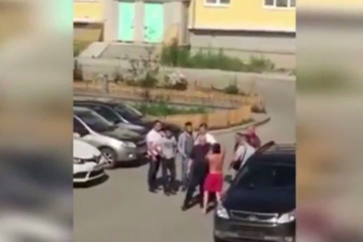 Кадр с председателем Владимиром Михеевым (седой мужчина в чёрной майке) и местным жителем (мужчина в красных шортах).
Кадр с председателем Владимиром Михеевым (седой мужчина в чёрной майке) и местным жителем (мужчина в красных шортах).