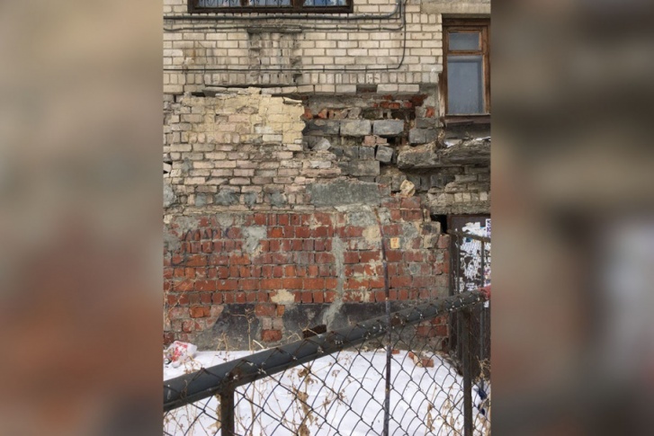 Жители четырёхэтажки в ближайшее время не смогут рассчитывать на новое жильё Жители четырёхэтажки в ближайшее время не смогут рассчитывать на новое жильё