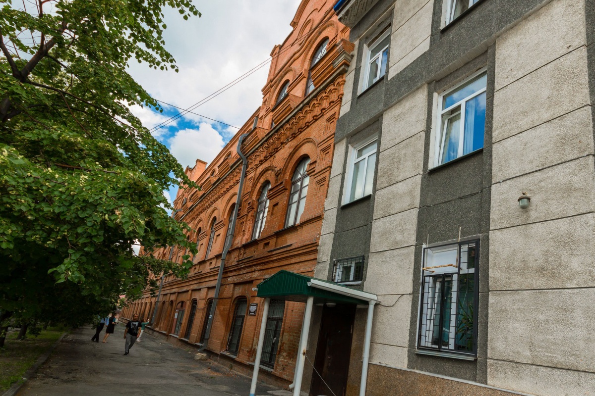 Здание ГУ МВД по Челябинской области подпирает памятник архитектуры начала XX века Здание ГУ МВД по Челябинской области подпирает памятник архитектуры начала XX века
