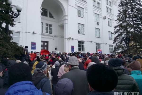 Люди требуют отставки мэра Кемерово Люди требуют отставки мэра Кемерово