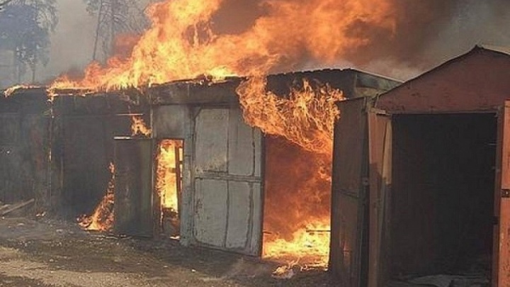 В Цигломени во время пожара сгорело семь гаражей