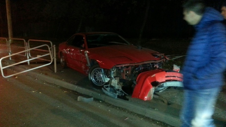 Лихач на красном BMW разнёс ограждение тротуара в районе челябинского зоопарка