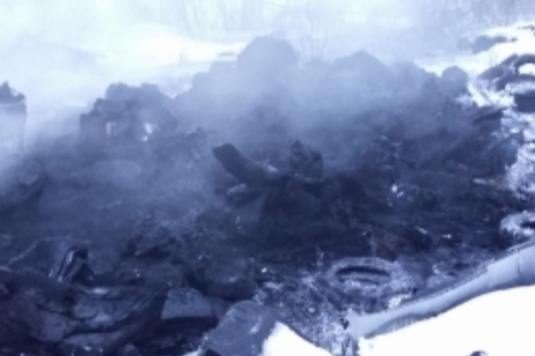 Покрышки сгорели на площади 100 квадратных метров Покрышки сгорели на площади 100 квадратных метров