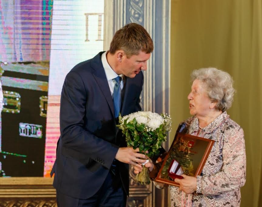 Эмма Николаевна получила награду из рук губернатора