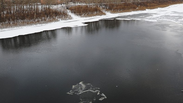 Хотел срезать путь через замерзшее озеро: следователи рассказали подробности гибели рыбака в Ярково