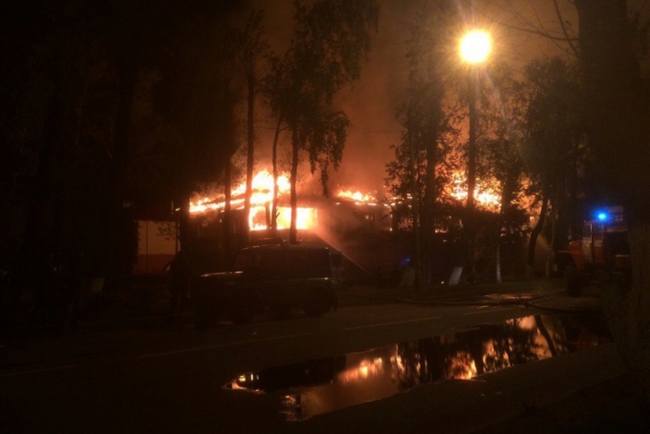 Во время ночного пожара никто не пострадал Во время ночного пожара никто не пострадал