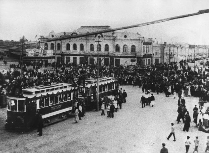 Народное собрание на городской площади, 1917 год Народное собрание на городской площади, 1917 год