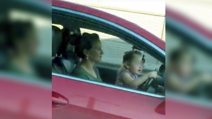Прощайте, права: пермячка посадила за руль машины в пробке маленькую дочь