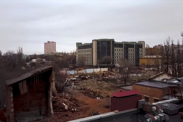 Внутренний двор ликеро-водочного завода превратился в замусоренный пустырь Внутренний двор ликеро-водочного завода превратился в замусоренный пустырь
