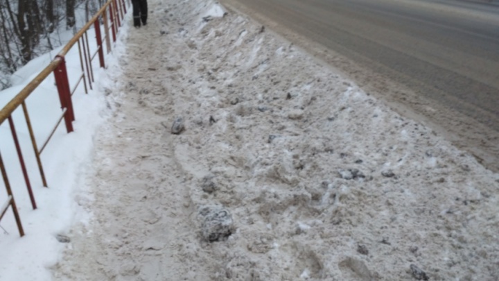 Всё для водителей, а как же пешеходы? В Ярославле снег с дороги сгребают на тротуары