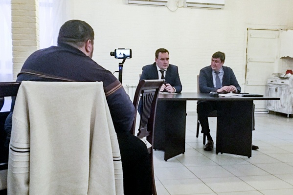 Чиновник и депутат, слыша слово «культура», старательно следили за жестикуляцией Чиновник и депутат, слыша слово «культура», старательно следили за жестикуляцией