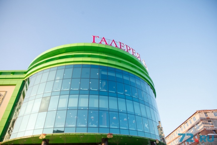 По итогам проверки тюменских ТРЦ в 2015 году удалось выяснить: фасады везде — из негорючих материалов. По внутренней отделке данных нет По итогам проверки тюменских ТРЦ в 2015 году удалось выяснить: фасады везде — из негорючих материалов. По внутренней отделке данных нет