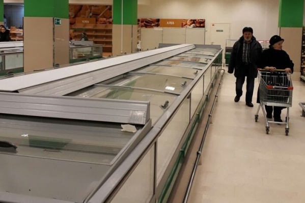 За два часа из магазина вынесли почти все товары За два часа из магазина вынесли почти все товары