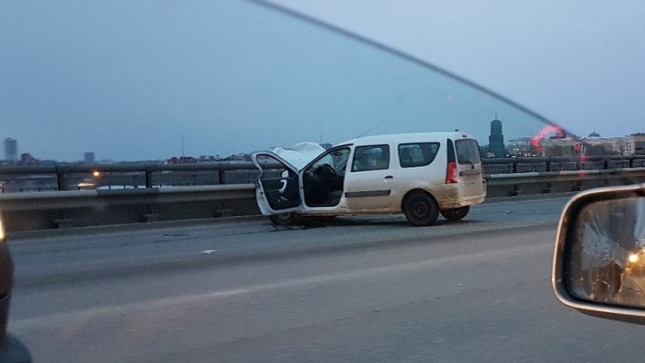 В Перми на Коммунальном мосту столкнулись четыре автомобиля