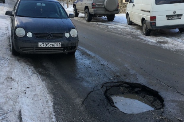 Из-за ямы на Советской водители пробили колеса Из-за ямы на Советской водители пробили колеса